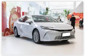 双擎动力起售价17.98万，百公里油耗4.2L，聊聊新一代凯美瑞图片