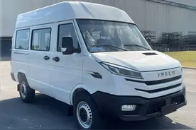 新款依维柯得意实车图曝光，2.5T柴油动力，5-9座，前脸造型调整图片