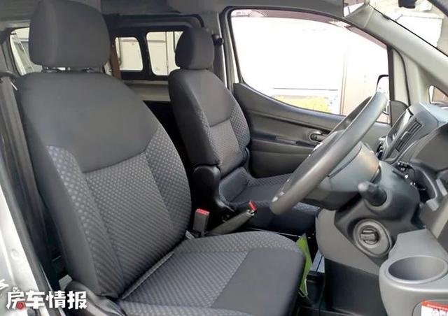 日产NV200床车，设计简单内藏双人床和厨房，周末露营比帐篷舒服