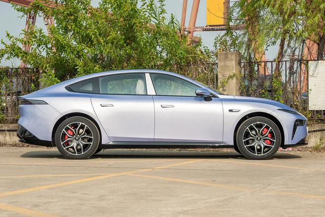 颜值智能操控三在线 东风奕派 eπ007+ 15 万级智美轿跑新选择