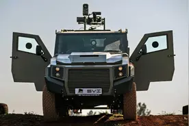 奔驰G级 6x6都要叫它大佬？基于陆巡改装的SVI六轮防弹车了解一下图片