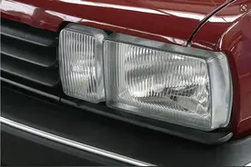 20多年前的汽车：大灯罩上有很多条纹，现在的车怎么没了？图片