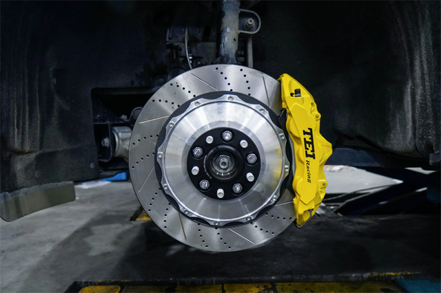 都是奶茶惹的祸！定速巡航高速狂奔2小时 熄火拉手刹就能解决？