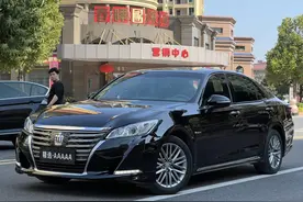13万出头的黑色丰田皇冠，8AT+2.0T，适合家用的大空间轿车图片