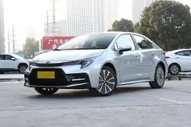 适合年轻人的合资家轿，轴距2米7，耐用又省油，实拍广汽丰田雷凌图片