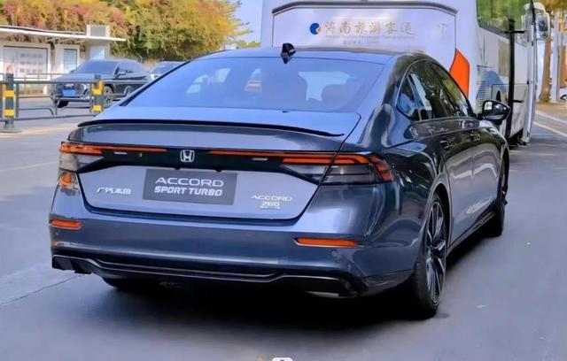 上海车展必看4款轿车！个个颜值高性能强 有一款续航超700km