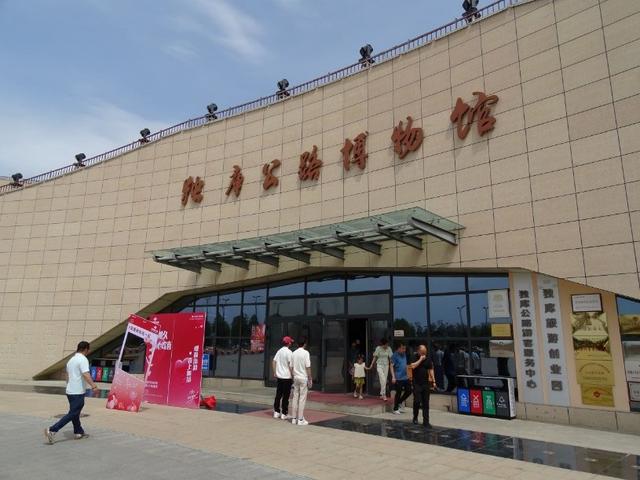 自驾新疆安集海大峡谷到新疆国际大巴扎美食的诱惑