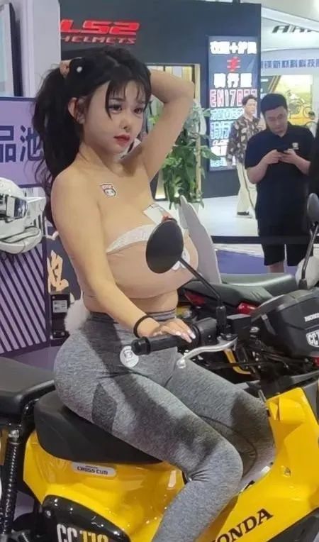 今天不聊摩托车！就来一起看看本届摩博会的美女模特吧773|小老婆汽機車資訊網