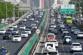 快车道开慢车，慢车道开快车，均不可取图片