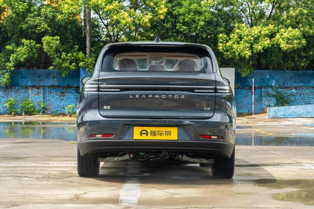 续航530km+L2辅助驾驶，直降4000元的零跑C10对比丰田bZ5如何选？