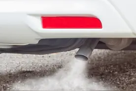 冬天早上发动车，汽油味很大，是有积碳了吗？图片