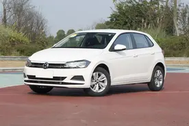 油耗仅5.5L，德系低价自动挡小型代步车，品控好质感优，大众Polo图片