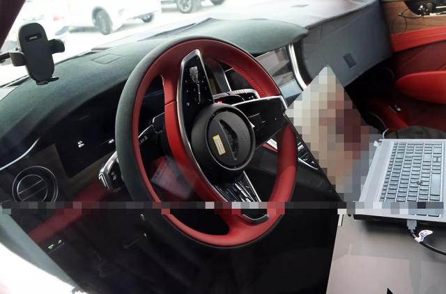 全新宾利纯电SUV曝光，配800V快充+智能座舱，大灯成一大看点