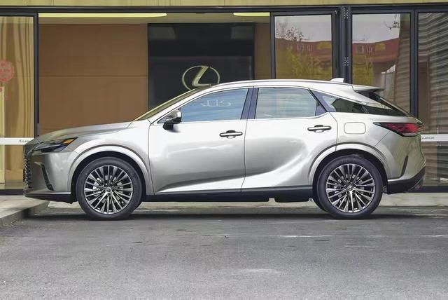 雷克萨斯RX PHEV：售价54.90万，搭载2.5L插混动力，可以考虑吗？