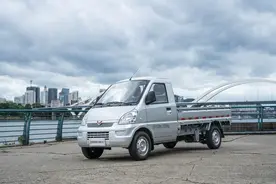 五菱荣光小卡EV来了，能跑能拉还能省，每公里1毛钱，满载970公斤图片