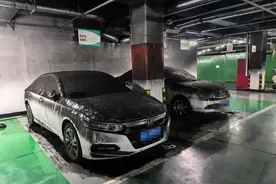 地下车库小鹏起火，17辆车完全烧毁！小鹏汽车紧急回应！图片