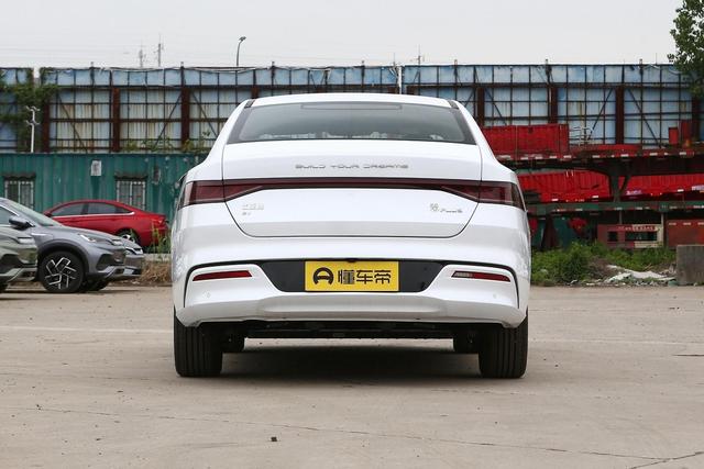 比亚迪秦PLUS EV，采用磷酸铁锂电池，纯电续航420KM，售价12.98万