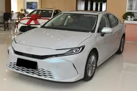 丰田加入价格战，凯美瑞置换补贴后起售价13.98万，油耗5.81升图片