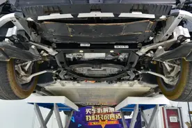 纯电动宝马也是宝马，i3底盘扎扎实实图片