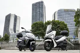 水冷踏板真比风冷踏板更省油吗？豪爵UHR150对比钱江劲150图片