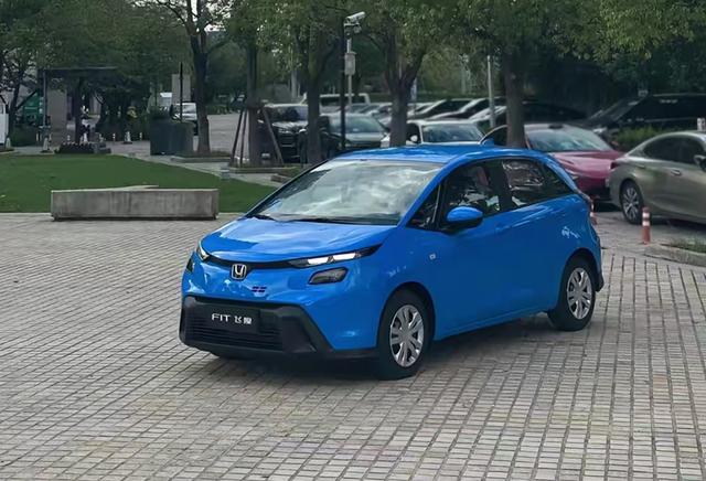 新款本田飞度实车曝光，换装新前脸，外观很前卫时尚，车身加长