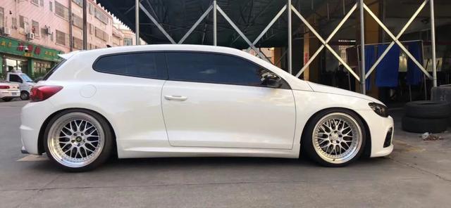 素雅姿态风的大众尚酷R，低趴后尽显竞技运动范