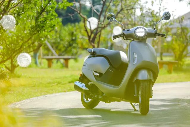 一万出头的高颜值本田复古踏板——新大洲本田NS125LA静态评测