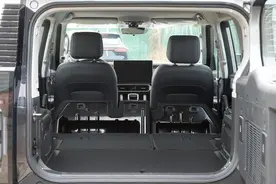 后备箱逃生开关图片