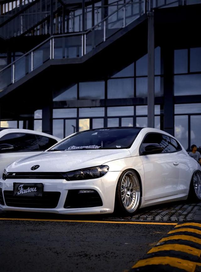 素雅姿态风的大众尚酷R，低趴后尽显竞技运动范