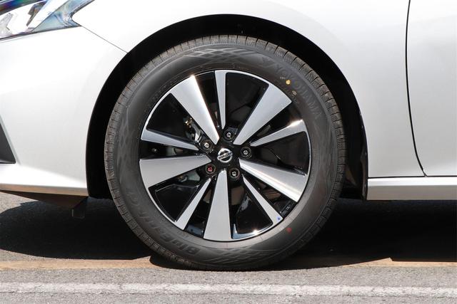 公认的舒适王！车长超4米9+祖传“大沙发”，日产天籁该怎么选？