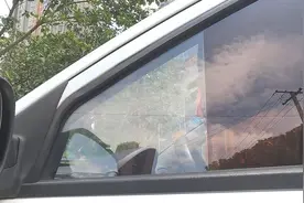 汽车贴膜侧挡为什么要切一截？看看这效果，你还敢全贴吗？图片