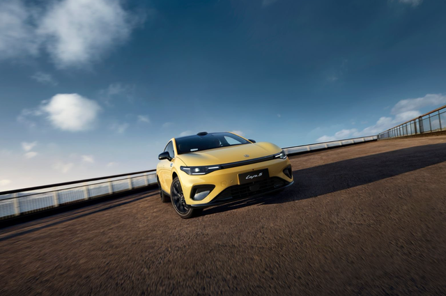 10 万级纯电轿车	，无边框车门+无麦 K 歌，零跑 Lafa5