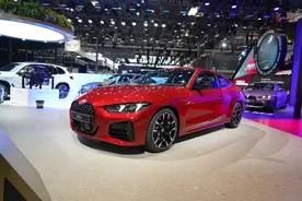 2024款新宝马4系和2024款奔驰CLE级轿跑，两款价差1万的版本对比图片