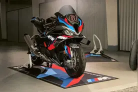 宝马M1000RR发布首次更新，提升定风翼下压力和极速图片