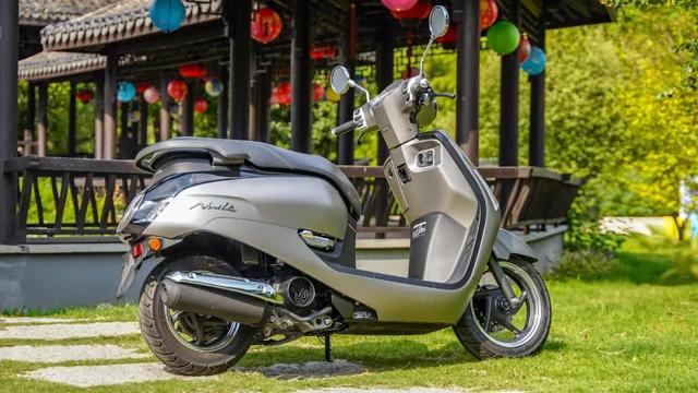 一万出头的高颜值本田复古踏板——新大洲本田NS125LA静态评测