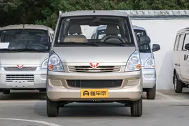 想花4万买适合自驾游的车，看看五菱荣光，空间大耐用，爬坡有劲图片