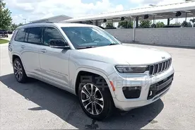 全新Jeep大切诺基L实拍，造型霸气，车长超宝马X7，搭5.7升V8动力图片