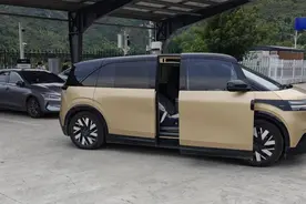 70亿打造！极氪MIX现身街头，对开侧滑门+旋转座椅，配422马力图片