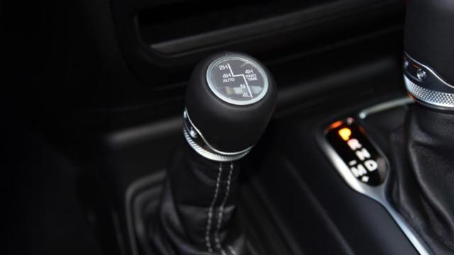 开1年卖掉亏7万，牧马人4xe越野能力强，买二手的更合适？