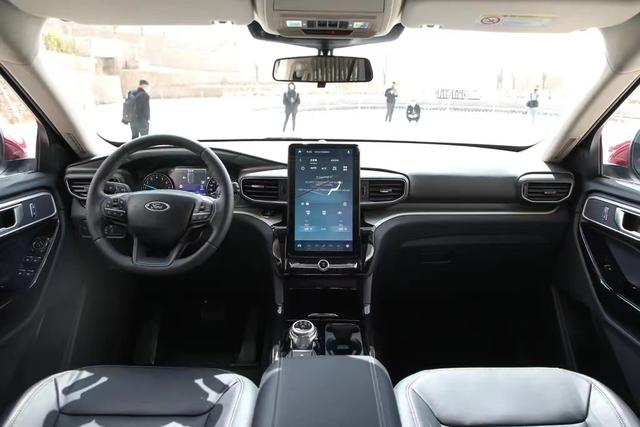 大尺寸联屏安排上了，新款福特探险者实车现身，将于8月正式上市