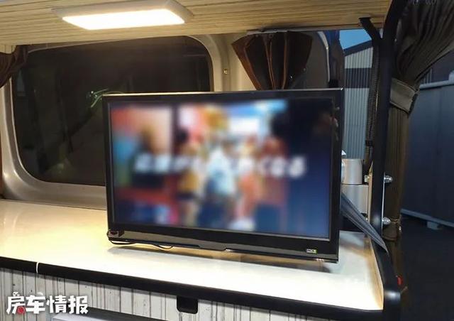 日产NV200床车，设计简单内藏双人床和厨房，周末露营比帐篷舒服