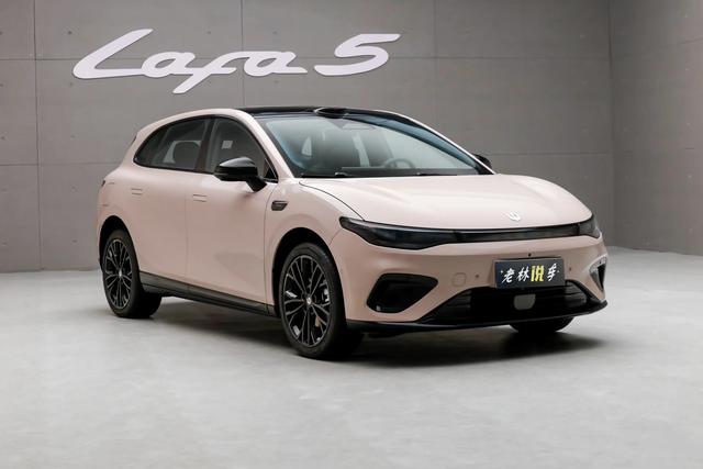 零跑Lafa5成了，限时9.28万起，3天卖了7397台，哪个版本值得买？