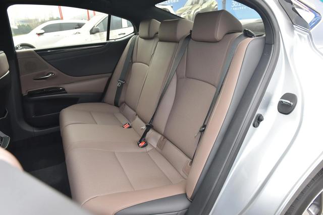 丰田中大型豪华代表,空间舒适安静,油耗低品质好,雷克萨斯ES