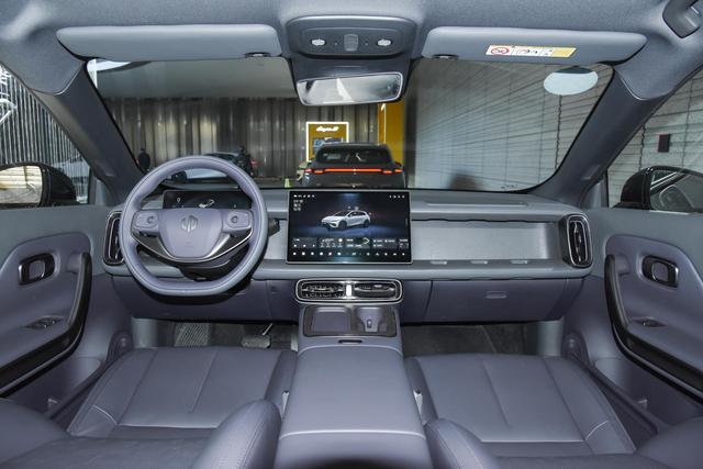 10 万级纯电轿车，无边框车门+无麦 K 歌，零跑 Lafa5