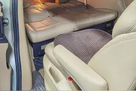 别克GL8653后排电动放平，中排旋转图片