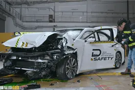 雷克萨斯ES 40%重叠正面碰撞：A柱焊点脱焊 汽油漏一地图片