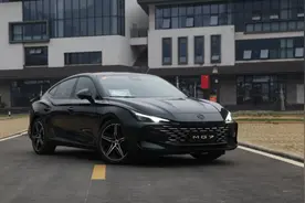 新车到店，黑武士造型！2.0T+9AT+双层隔音玻璃，全新名爵MG7来了图片