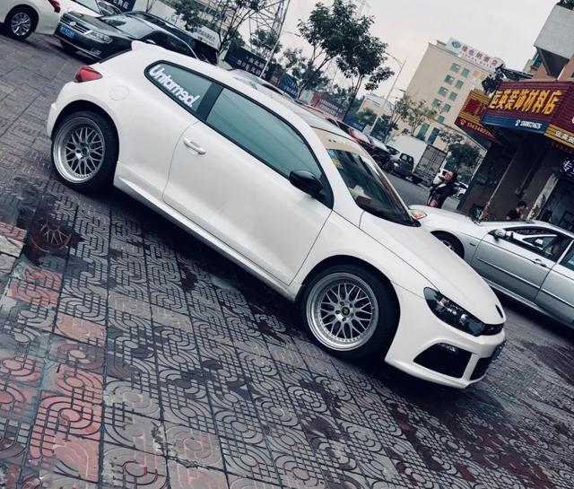 素雅姿态风的大众尚酷R，低趴后尽显竞技运动范