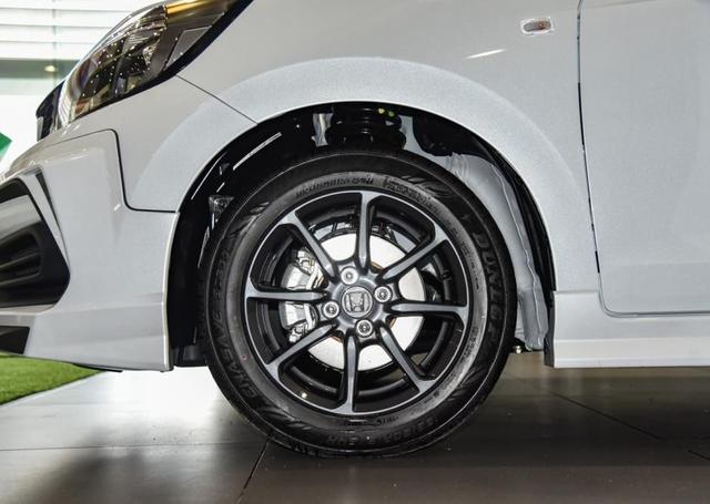 飞度的改装一直很火，包括这官方改装的无限MUGEN版