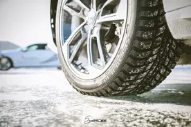 下雪了还能开车出门吗？这几个雪地驾驶技巧，你一定要知道！图片